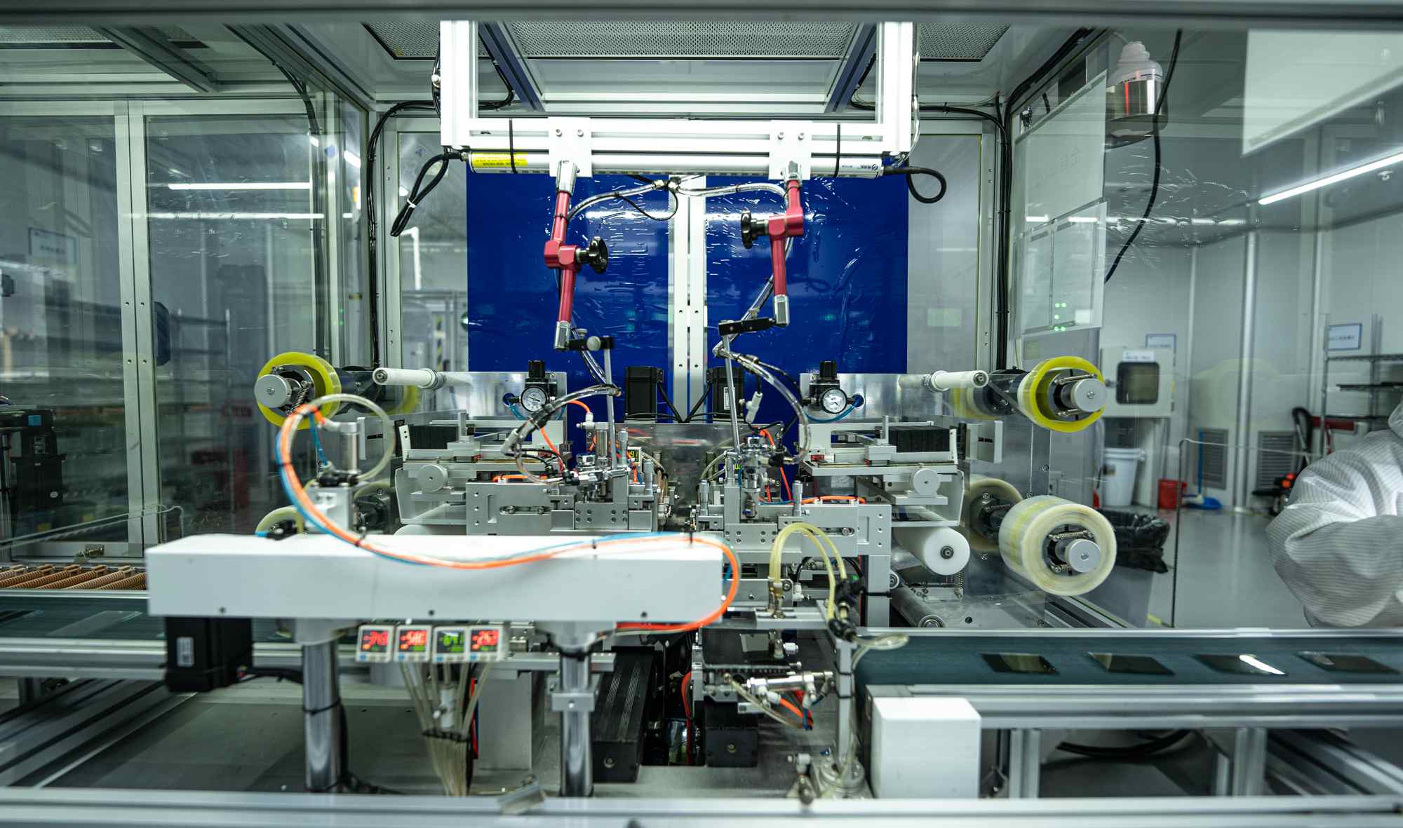 Allineamento di precisione e assemblaggio di celle: analisi dei processi di rivestimento e sfregamento PI nella produzione di LCD