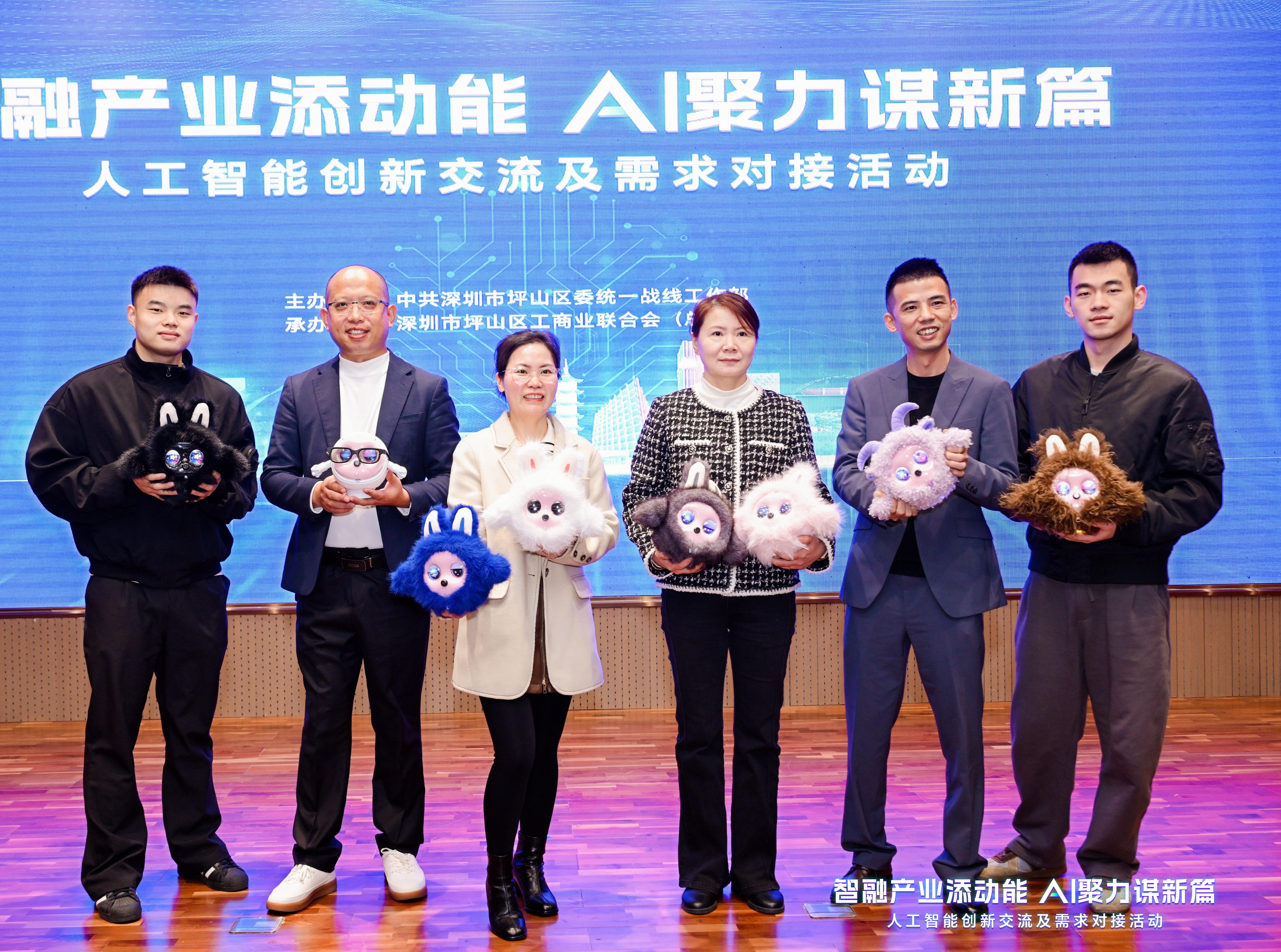 L'intelligence si integra nell'industria, dando slancio | Il robot per animali domestici K-Baby con intelligenza artificiale di CNK Electronics brilla al Pingshan Innovation Exchange, affascinando il pubblico!